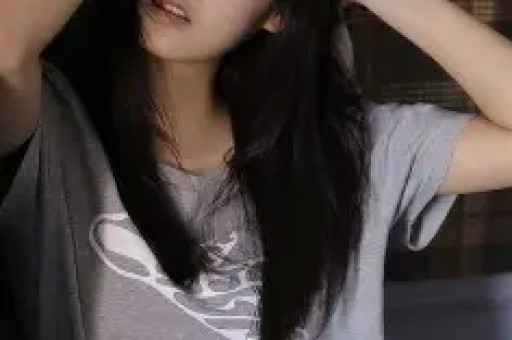高速堵车警察拿喇叭挨个叫醒往前开